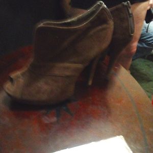 Women Size 7 1/2. Delecacy Booties